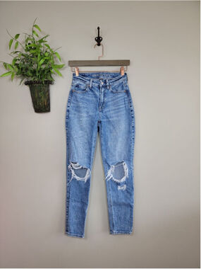 AE 00 American Eagle Mom Jeans Ripped Knee High Rise Distressed Strigid Tapered
